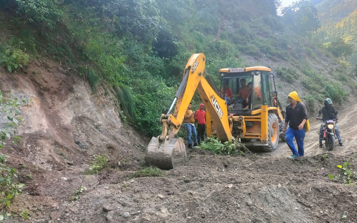 अवरुद्ध मध्यपहाडी लोकमार्ग एकतर्फी सञ्चालनमा