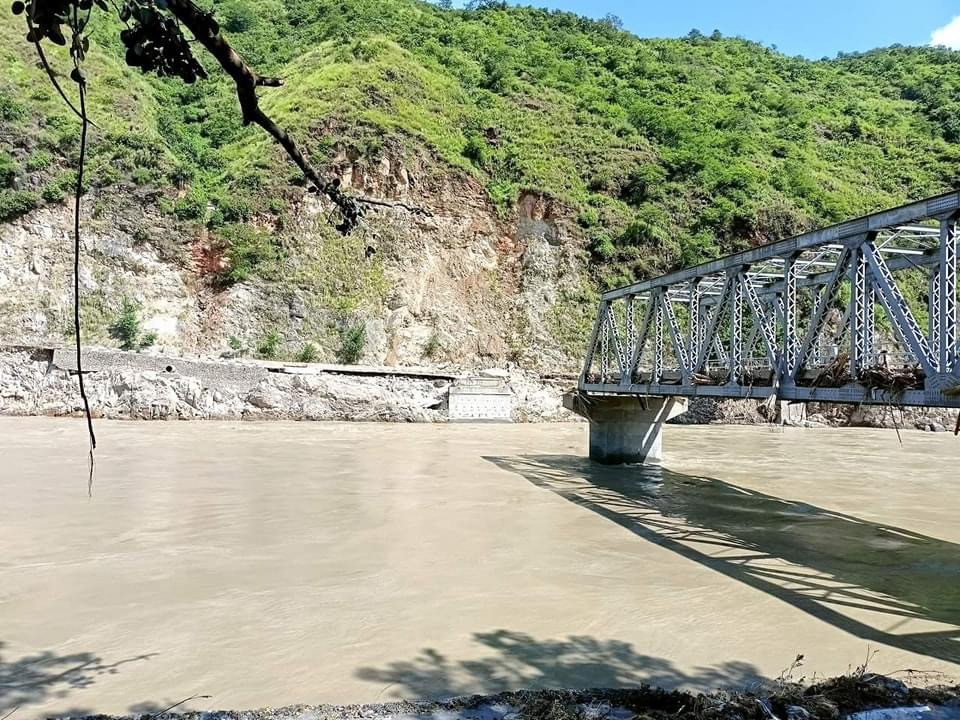 वर्षाबाट ३४ राजमार्गका ८०५ स्थानमा पहिरो,  अझै ३१ स्थानमा अवरोध