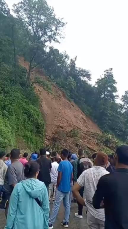 सडक बिस्तारको नाममा भित्ता कटानी गरेपछि नागढुङ्गा नजिकै पहिरो, मुग्लिङ/काठमाडौँ सडक अवरुद्ध