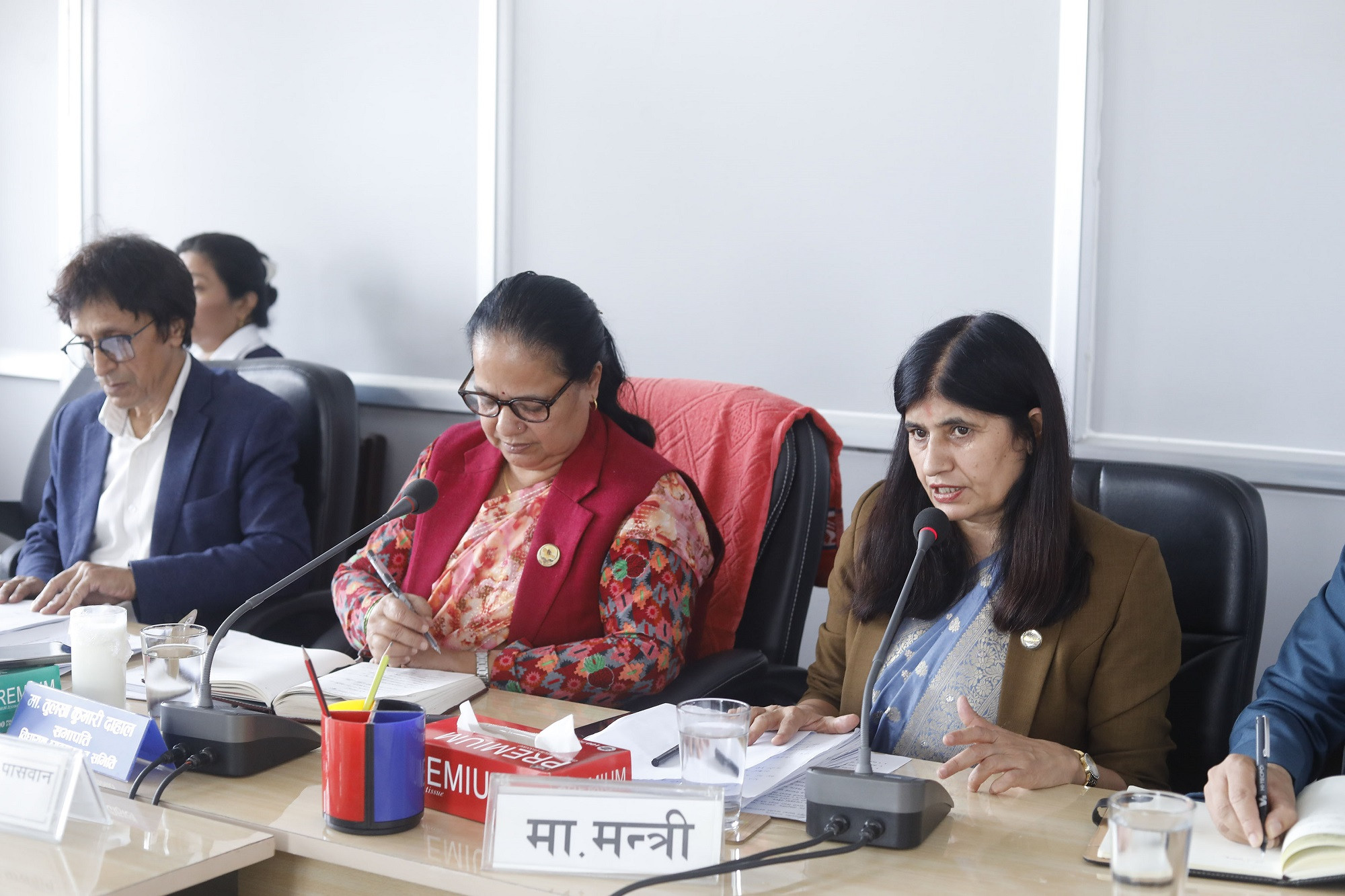 कर्मचारीको अवकाश उमेरबारे विवाद कायमै, मन्त्री न्यौपानेले मागिन् मंगलबारसम्मको समय
