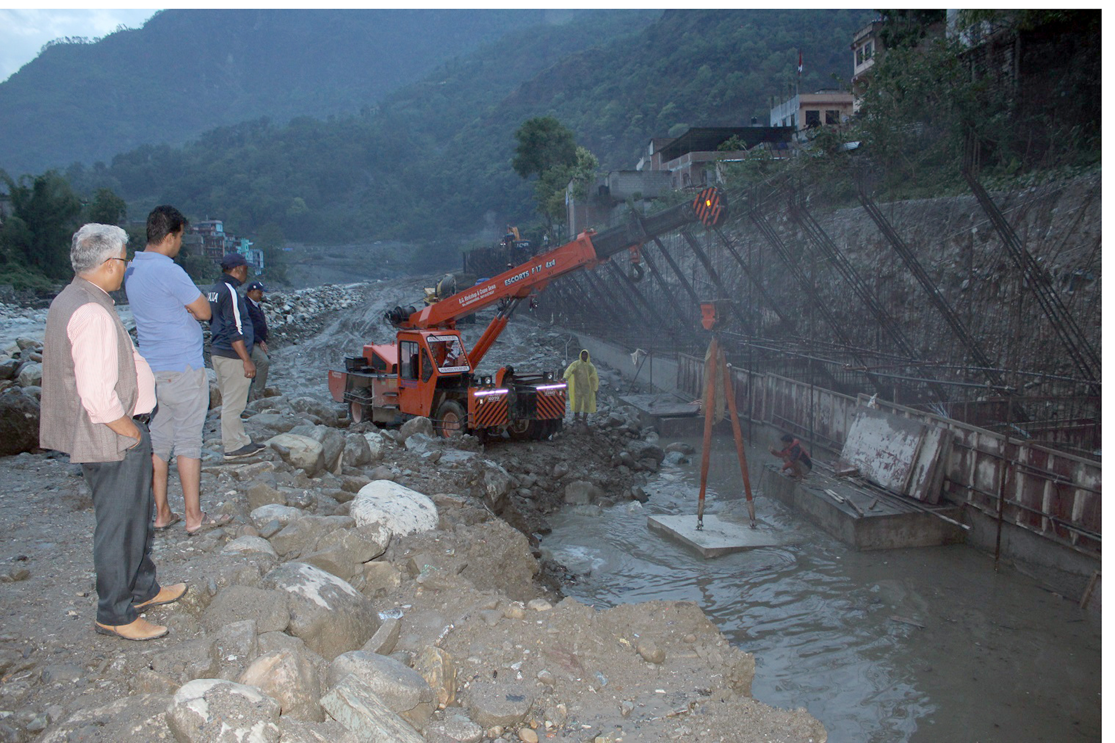नदी कटान नियन्त्रण गर्न पलम बल्क राखिँदै