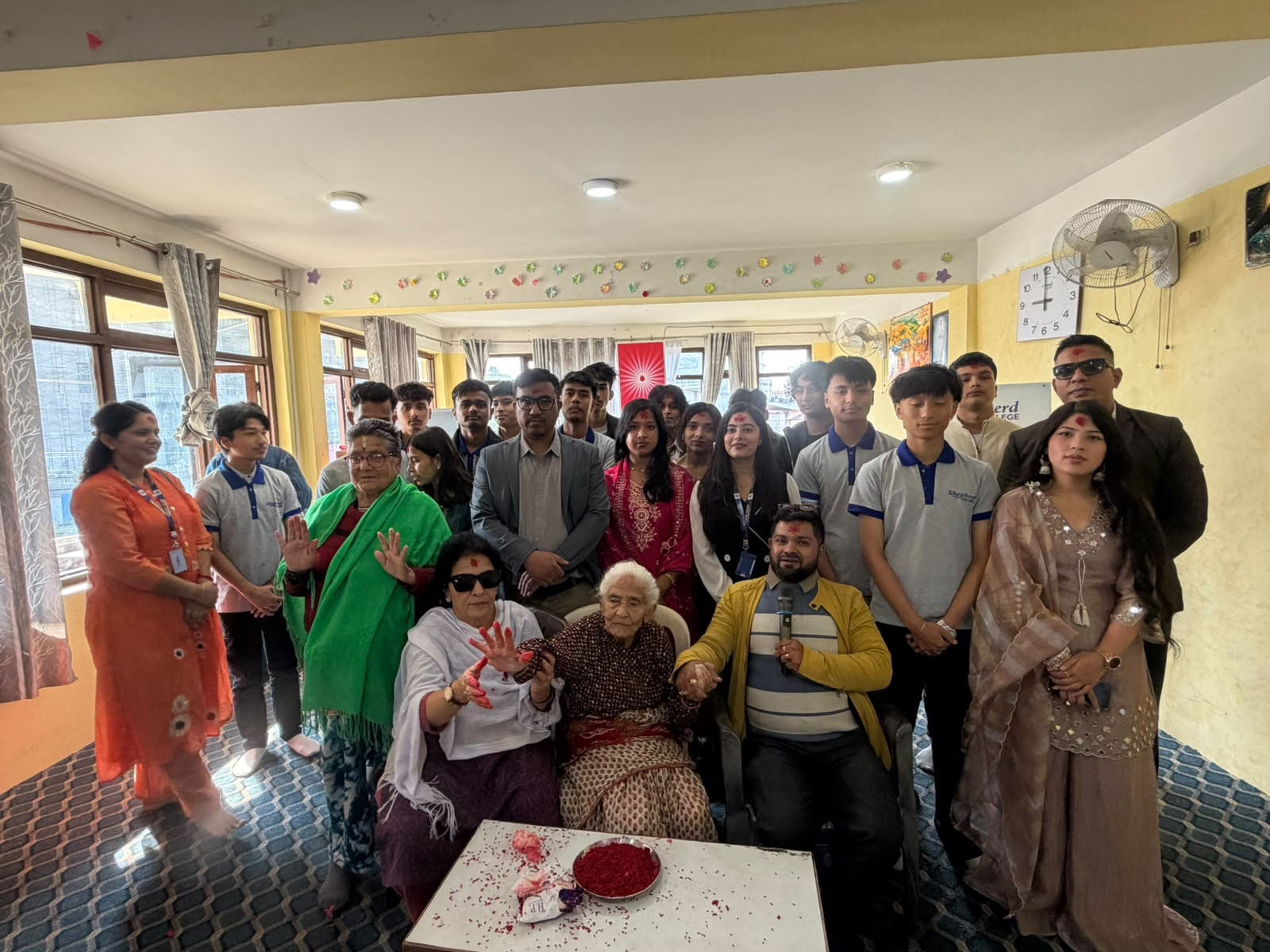 ज्येष्ठ नागरिकसँग दशैँको खुसी साट्दै सेफर्ड कलेजले गर्‍यो सहयोग