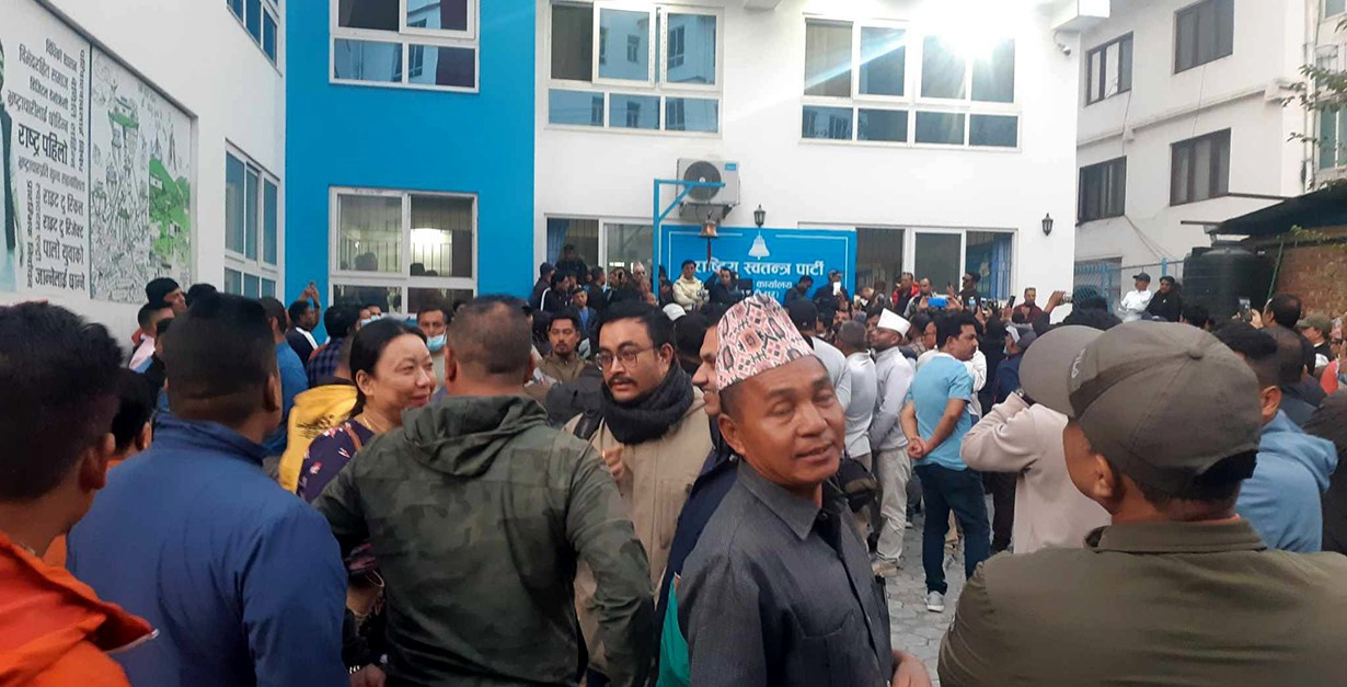 सभापतिलाई पोखरा लगिएपछि त्यहाँ उपलब्ध रास्वपाका नेताहरु छलफलमा