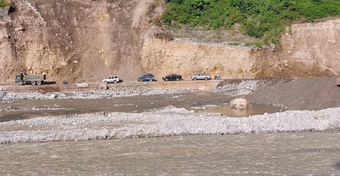 वर्षाको कारण सडक भासिएपछि कान्ति लोकपथ अवरुद्ध