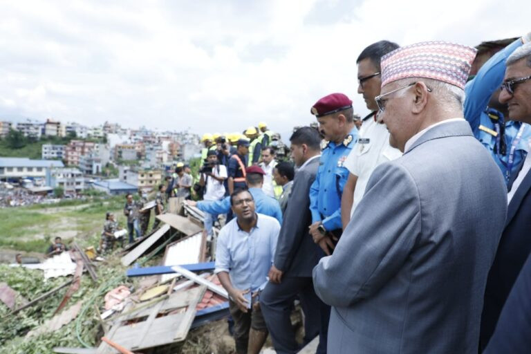 घटनास्थल पुगेर प्रधानमन्त्रीद्वारा विमान दुर्घटनाप्रति दुःख व्यक्त