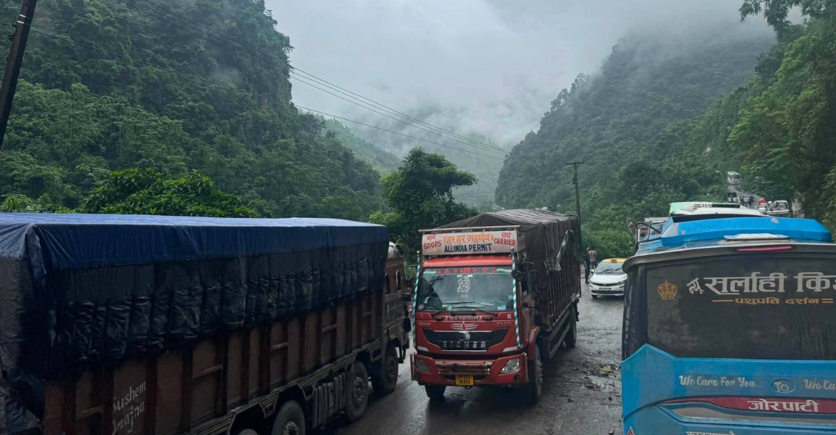 चितवनको इच्छाकामनामा पहिरो खस्दा गएरातिदेखि अवरुद्ध पृथ्वीराजमार्ग खुल्यो