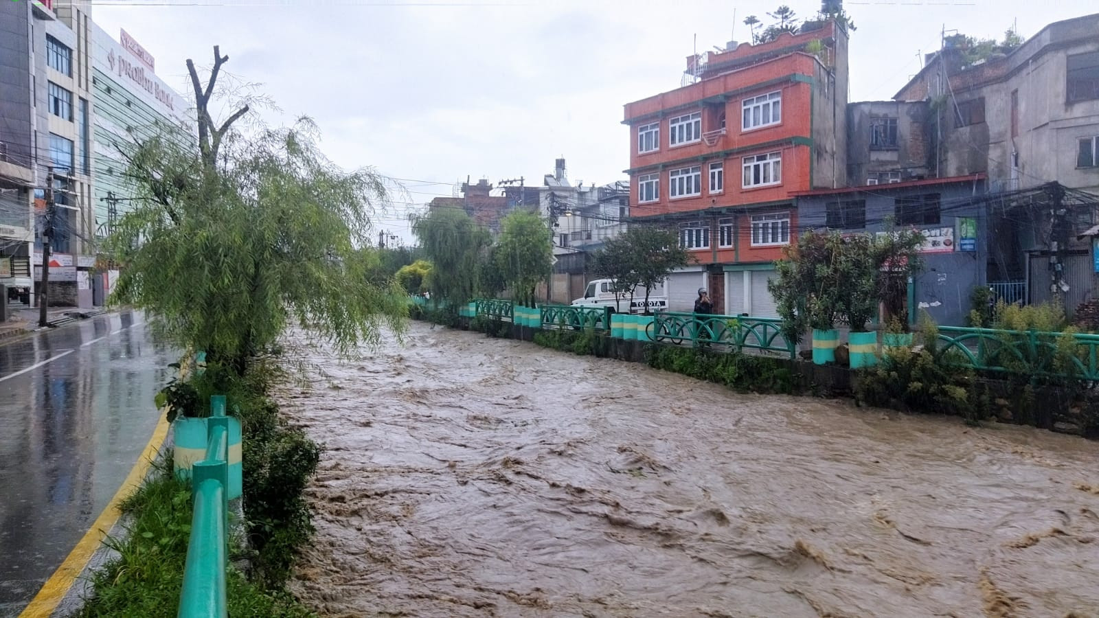 काठमाडौँ उपत्यकासहित आसपासका क्षेत्रमा भारी वर्षासँगै नदीहरूमा बाढी