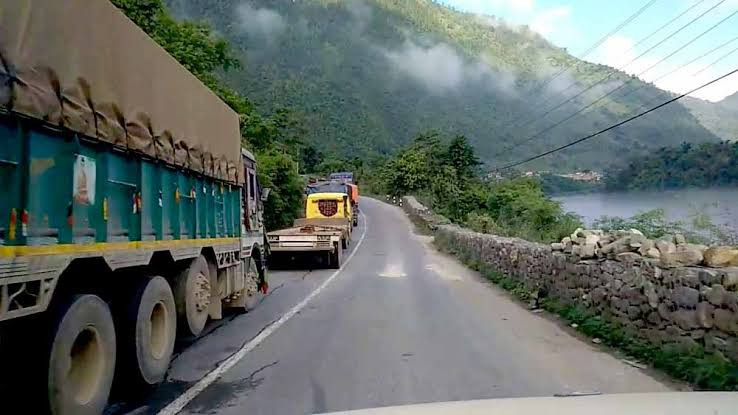 चितवन र धादिङका विभिन्न खण्डमा सडक खुलेपछि दुई तर्फि गाडी सञ्चालनमा