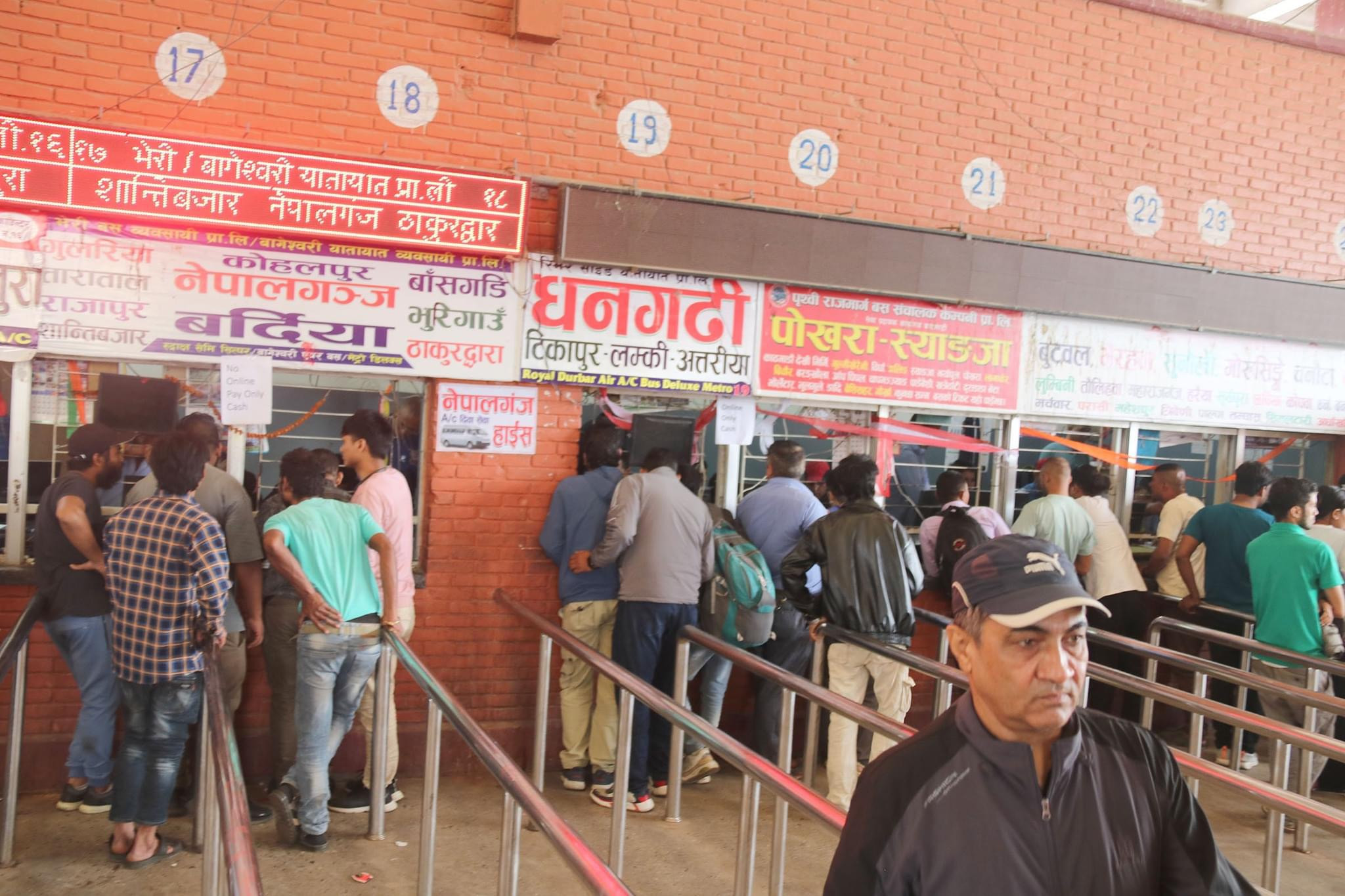 काठमाडौंबाट दैनिक एक लाख बाहिरिँदै
