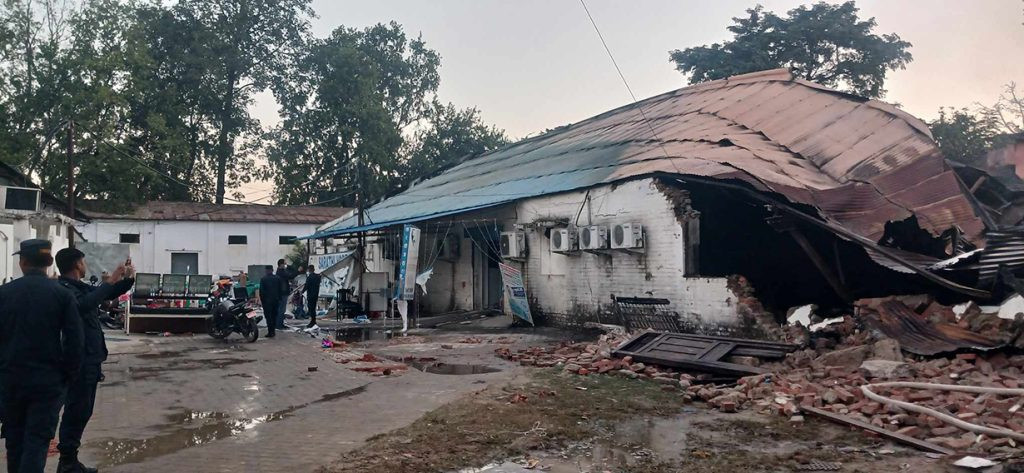 धनगढीमा भिषण आगलागी, अस्पतालसहित ८ वटा पसलमा भारी क्षति