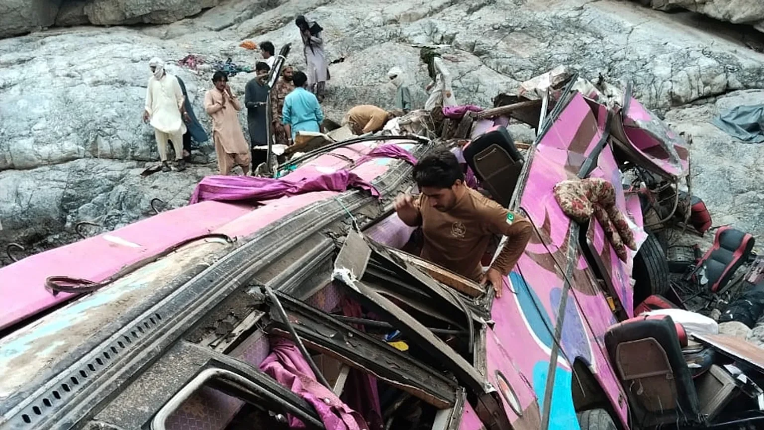पाकिस्तानको दक्षिण पश्चिमी क्षेत्रमा यात्रुबस भीरमा खस्दा ४० जनाको मृत्यु
