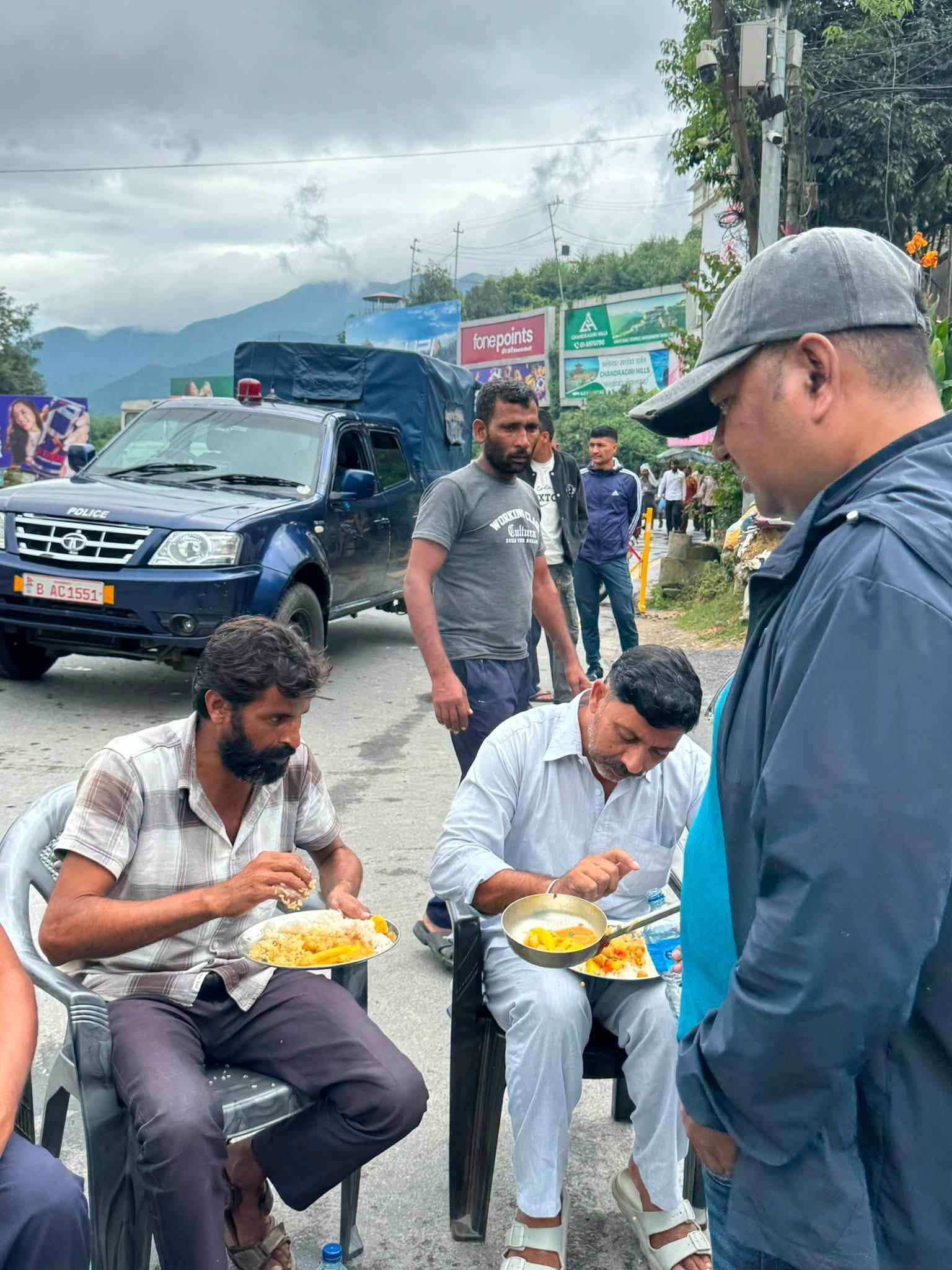 नागढुंगा सडकमा अलपत्र भारतीय चालक–सहचालकलाई निःशुल्क खाना खुवाउँदै स्थानीय