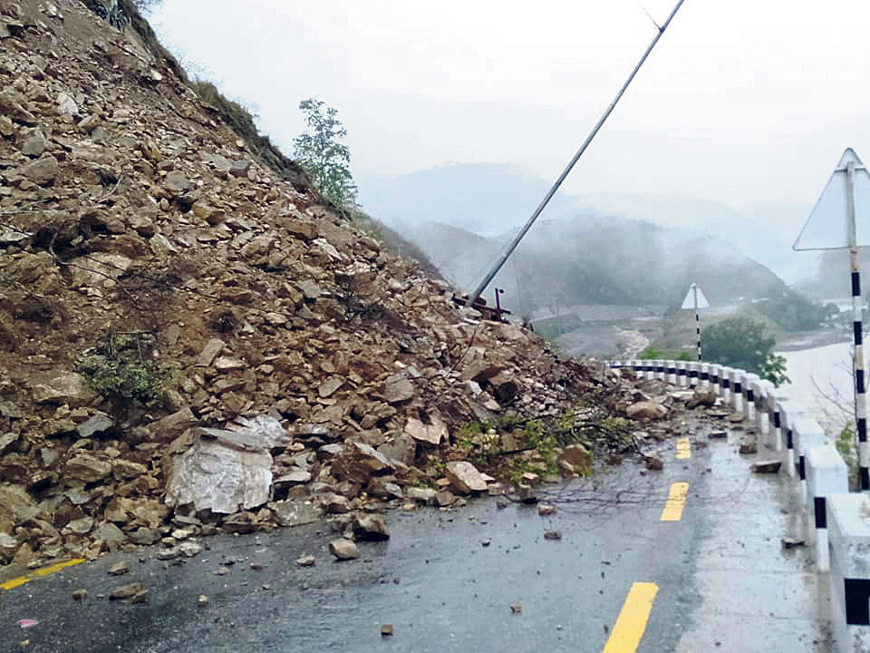 ५ वटा राजमार्ग बाढी-पहिरोले गर्दा अवरूद्ध, ४५ ठाउँमा एकतर्फी