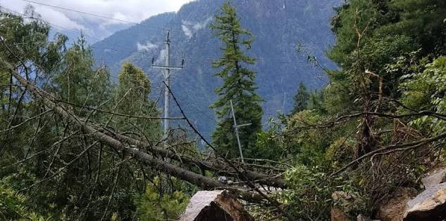 बाढीपहिरोका कारण देशका विभिन्न क्षेत्रमा विद्युत् उत्पादन तथा प्रसारण प्रणाली प्रभावित