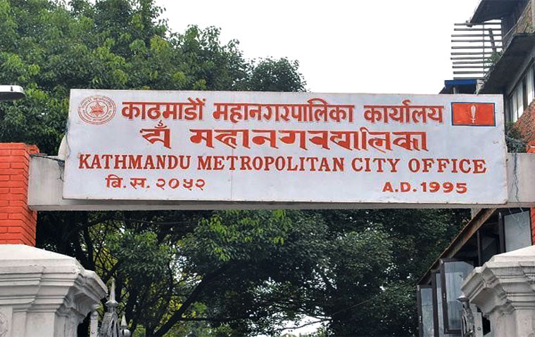 काठमाडौं महानगरले अनधिकृत प्रचार सामग्री टाँस्नेलाई तिरायो जरिवाना