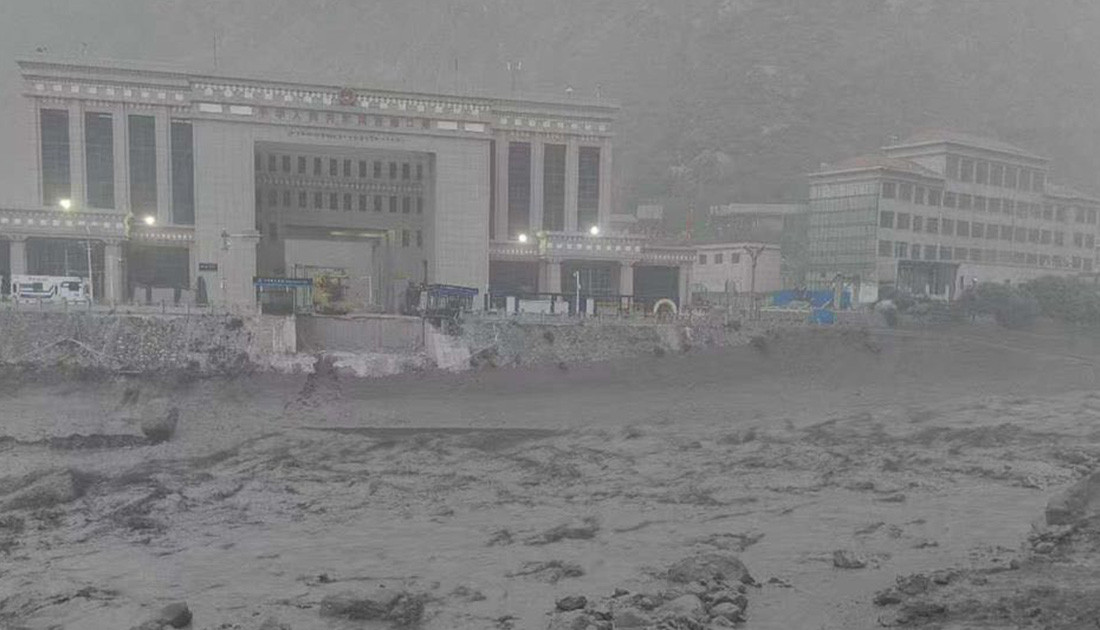 चीनतर्फ रोकिएका २०३ नेपालीलाई सिन्धुपाल्चोकको कोदारी नाकाबाट ल्याइयो