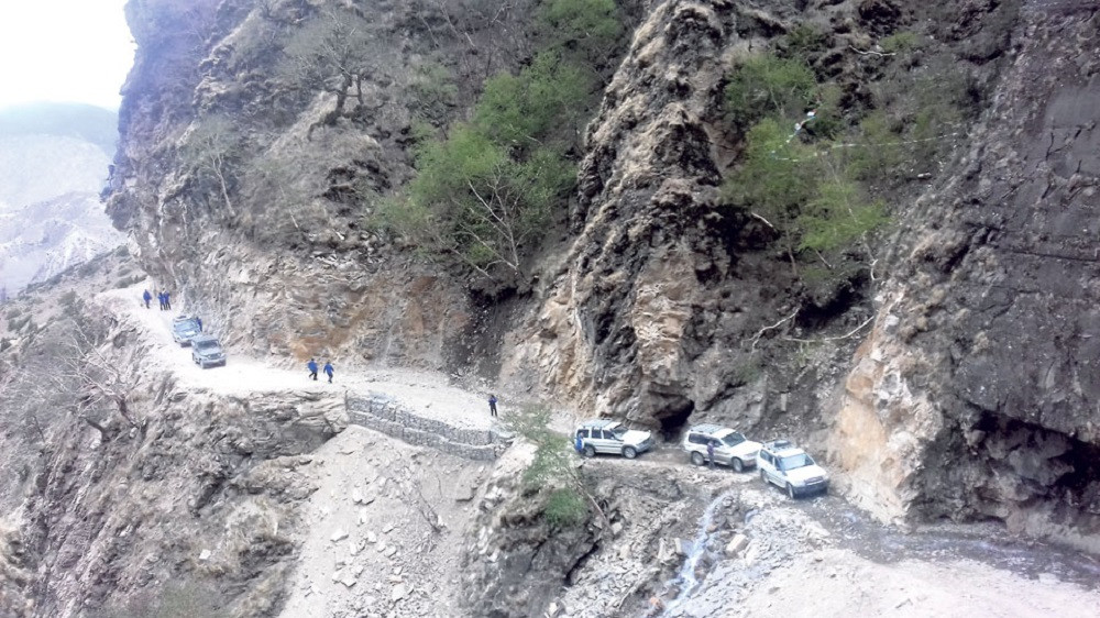वर्षासँगै पहिरो खस्न थालेपछि बेनी–जोमसोम सडक अवरुद्ध