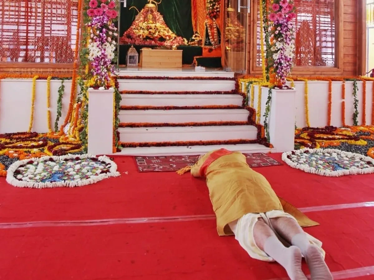 किन गरिन्छ साष्टांग प्रणाम ? के हो यसको महत्व ?