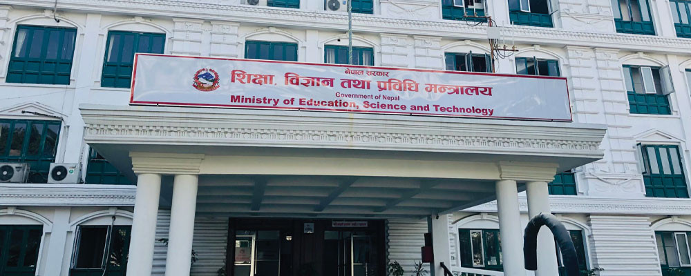 विद्यार्थीहरूलाई अतिरिक्त बोझ हुने पाठ्यपुस्तक नबोकाउन निर्देशन