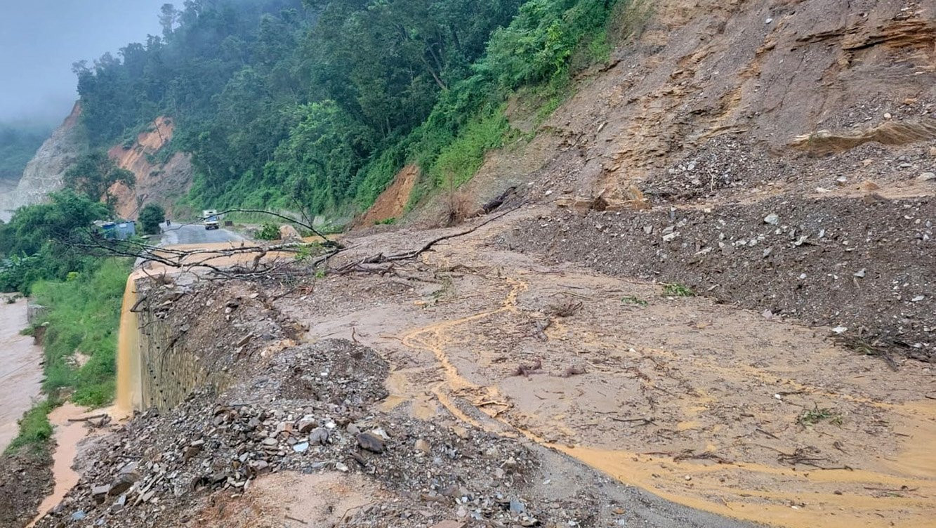 अविरल वर्षा, बाढी र पहिरोका कारण मुख्य राजमार्गहरू प्रभावित