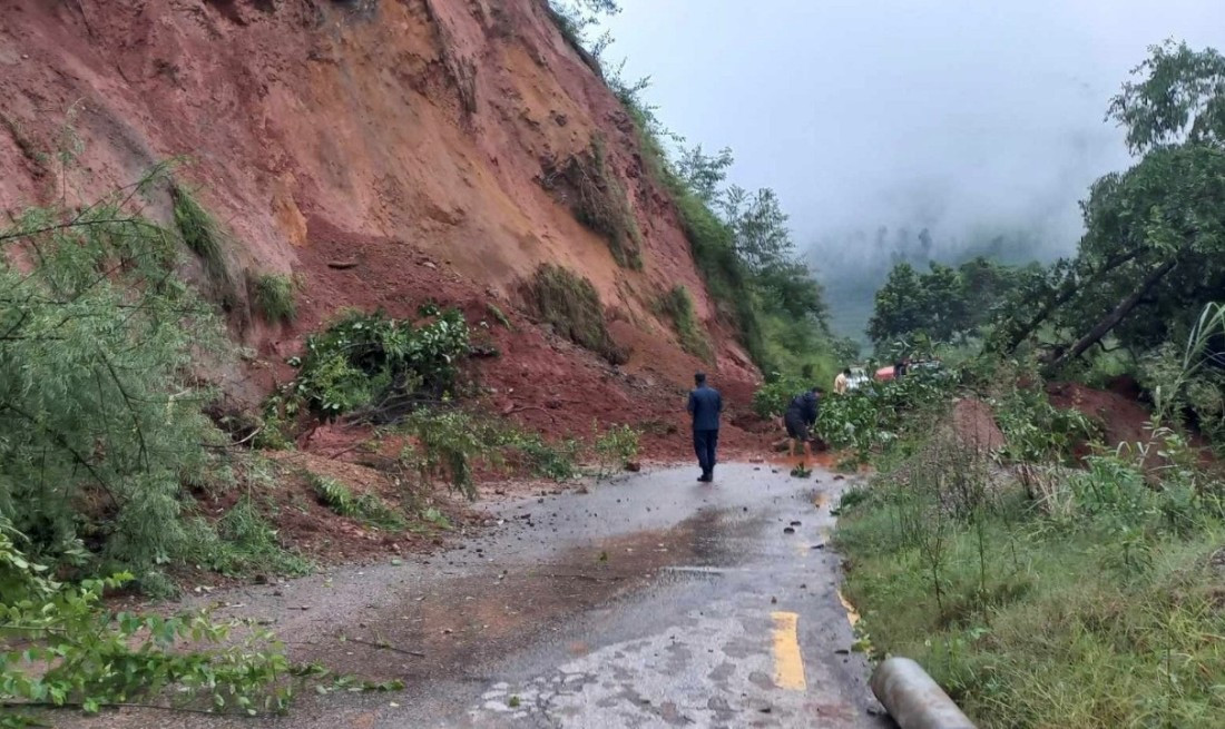 सुख्खा पहिरोका कारण अरनिको र हेलम्बु राजमार्ग अवरुद्ध