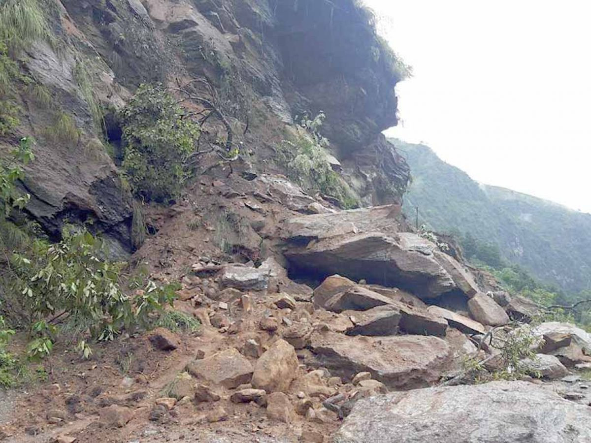पहिराले जयपृथ्वी राजमार्ग अवरुद्ध