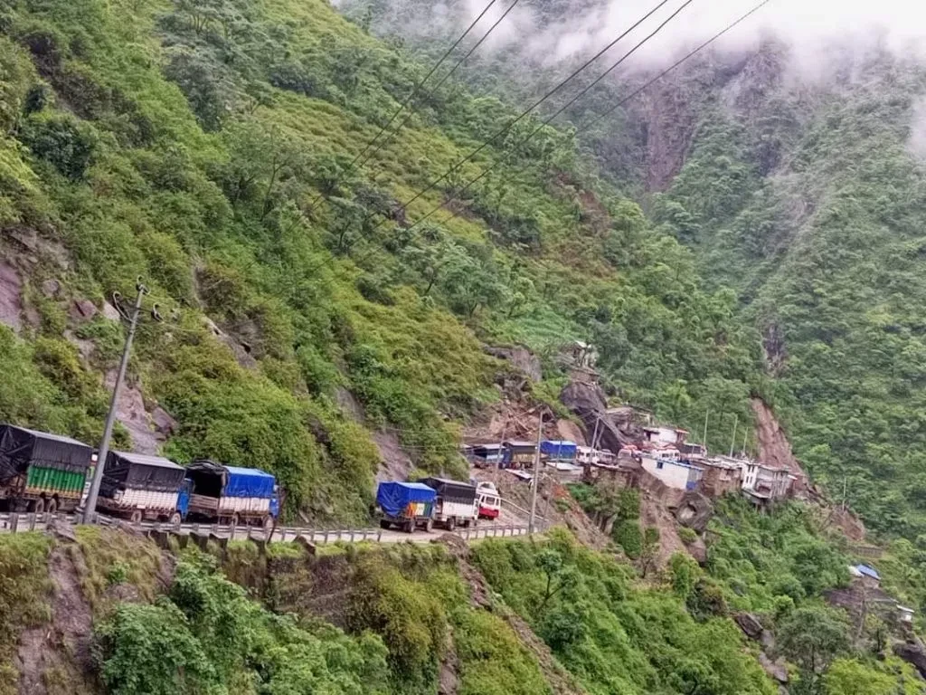 पहिरोले अवरुद्ध कर्णाली राजमार्ग एकतर्फी सञ्चालन