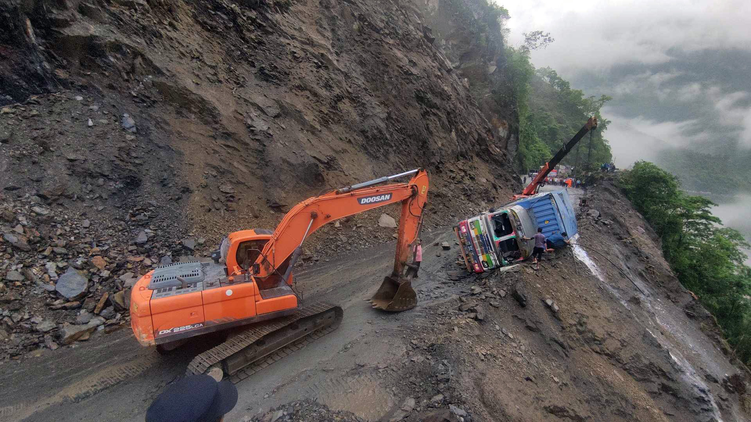 नारायणगढ–मुग्लिन सडकखण्ड अन्तर्गत दुर्घटनामा परेको ट्रक