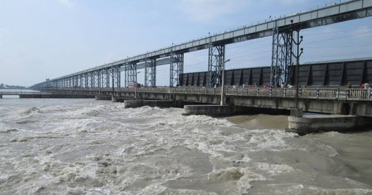 सप्तकोशी नदीमा जलसतह बढेपछि कोशी ब्यारेजका ३४ वटा ढोका खोलिए