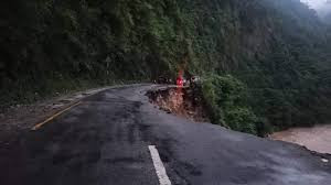 पृथ्वी राजमार्गअन्तर्गत तनहुँको आँबुखैरेनी साँखरमा सडक भासियो