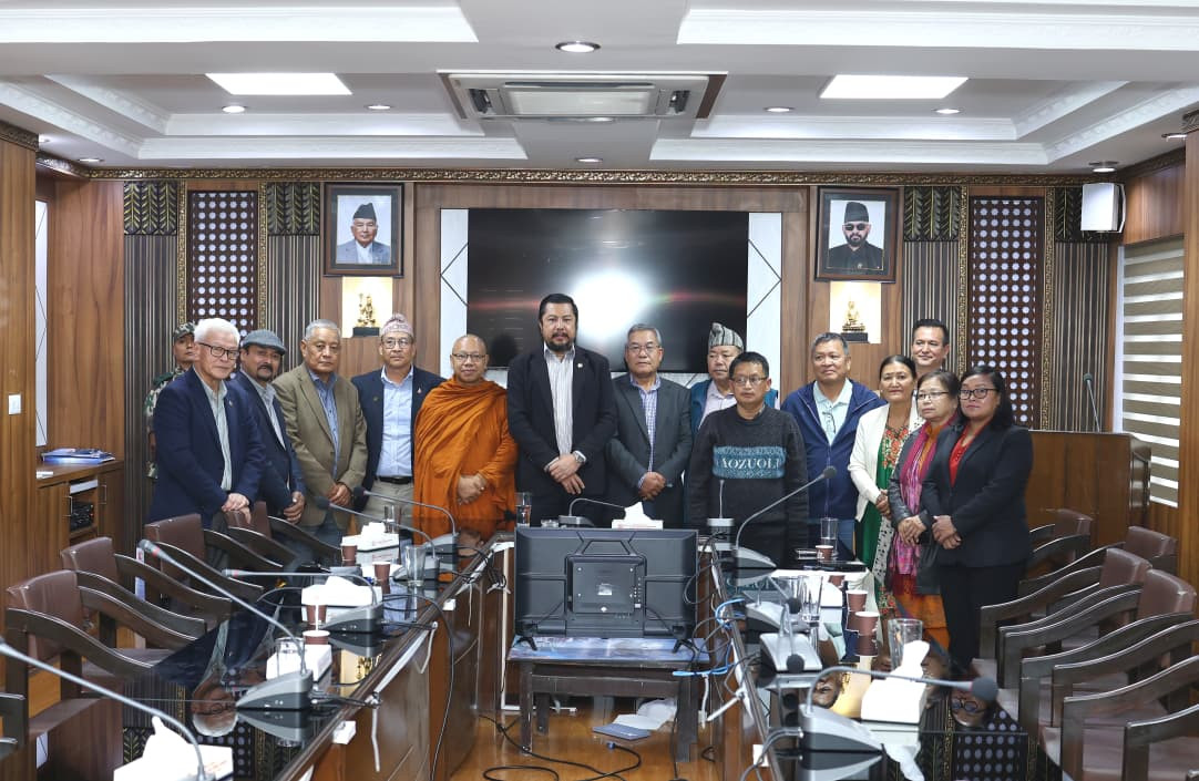 भोटेकोशी बाढी पीडितको सहयोगका लागि बृटिश गोर्खा नेपाली र रिब्डीकोट बुद्व विहारद्वारा ऊर्जामन्त्री श्रेष्ठलाई चेक हस्तान्तरण