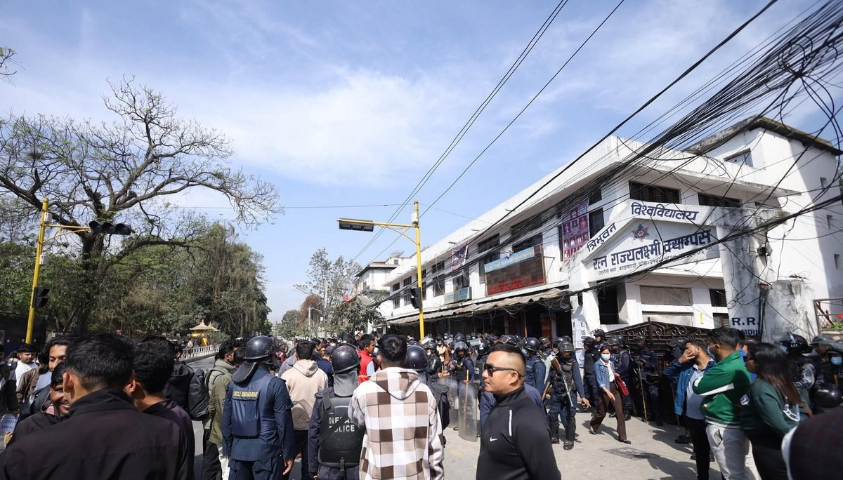 निर्वाचनको माग गर्दै आरआर क्याम्पस अगाडि नेविसंघको प्रदर्शन