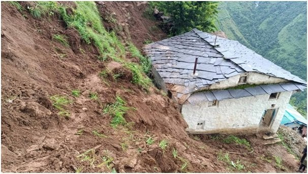 बाढी र पहिरोबाट युना र बौडीका केही परिवार विस्थापित