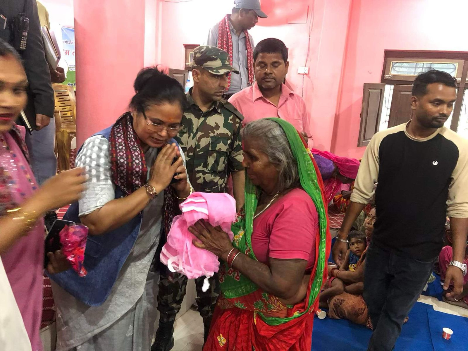 मन्त्री चौधरीद्वारा ज्येष्ठ, अपांगता भएका र विपन्न परिवारलाई १२० झुल वितरण