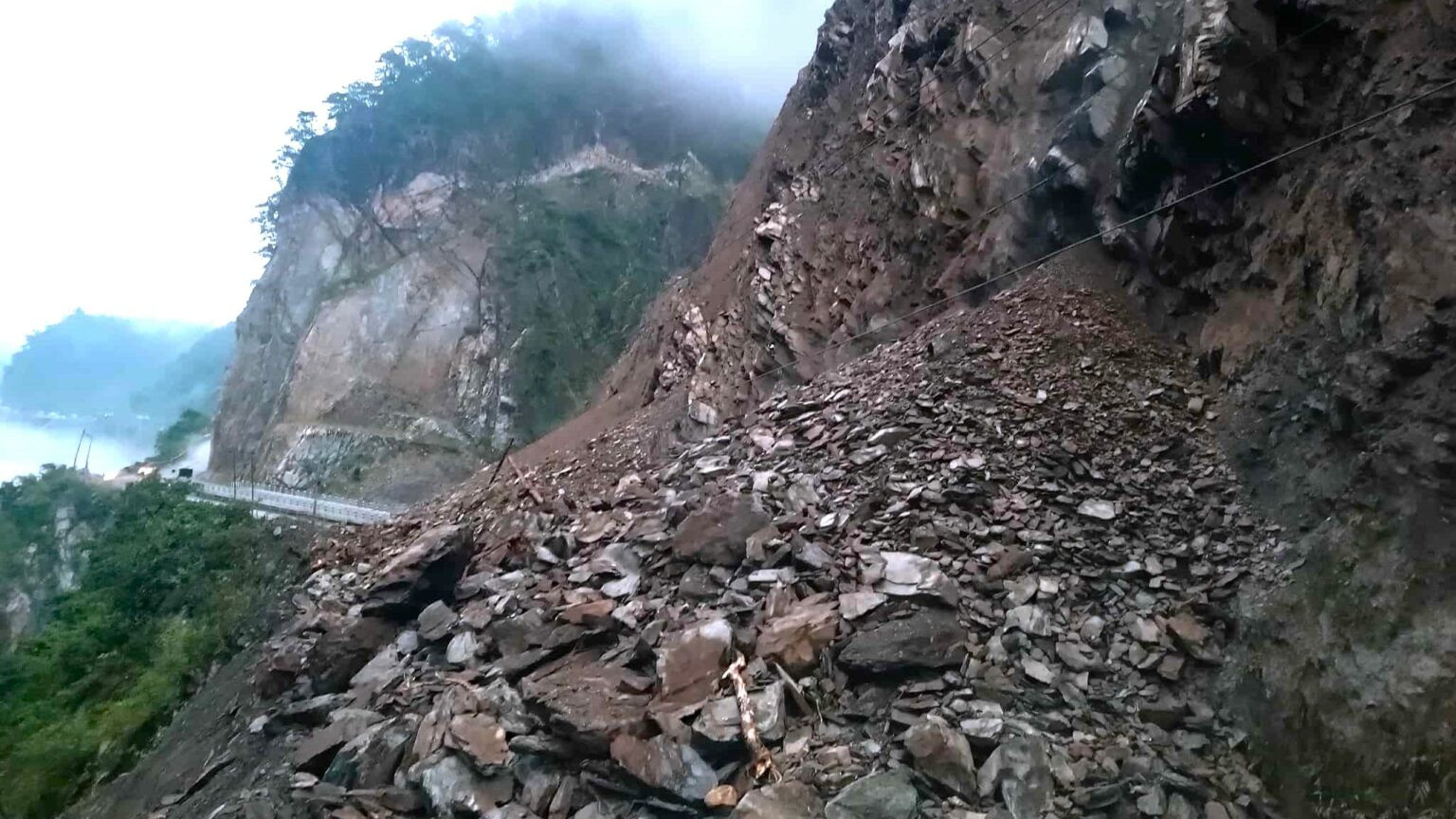 शुक्रबार साँझदेखि परेको अविरल वर्षाले पहिरो खस्दा नारायणगढ–मुग्लिन र मुग्लिन–नागढुंगा सडक अवरुद्ध