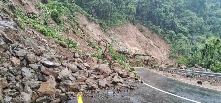 बाढीपहिरोका कारण मंगलबार विभिन्न राजमार्गका ६ स्थानमा सडक अवरुद्ध