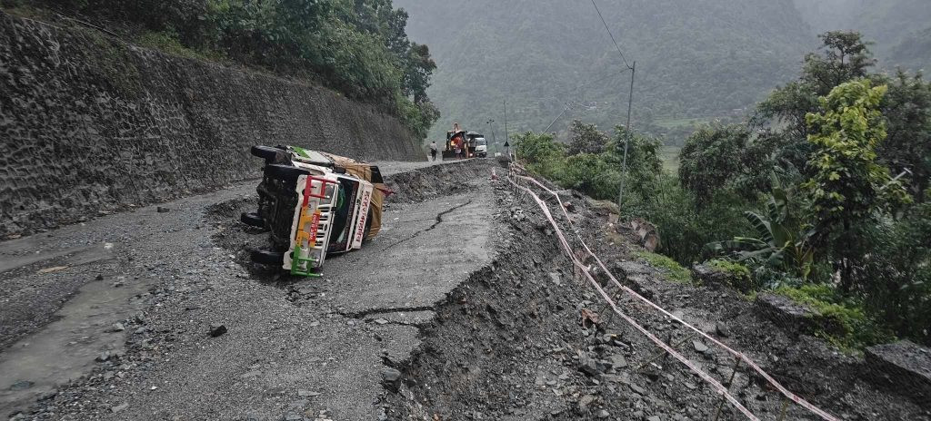 सडक भासिँदा नारायणगढ मुग्लिन सडकखण्ड पूर्णरूपमा अवरुद्ध