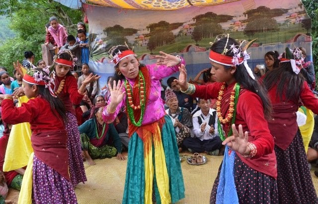 लोपोन्मुख हुँदै घाटु नाच