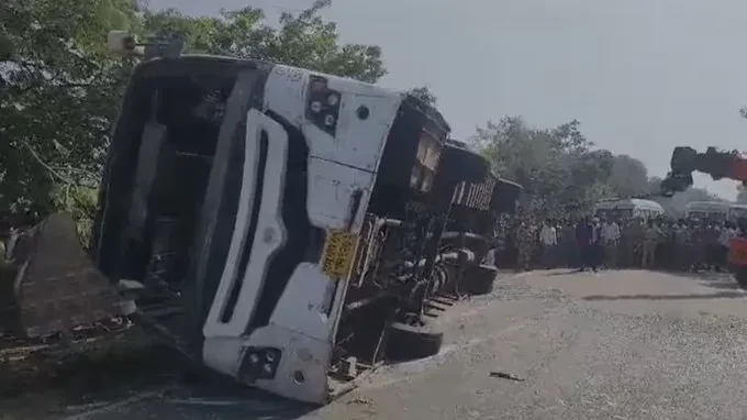 महाराष्ट्रमा शुक्रबार भएको बस दुर्घटनामा कम्तीमा १२ जनाको मृत्यु