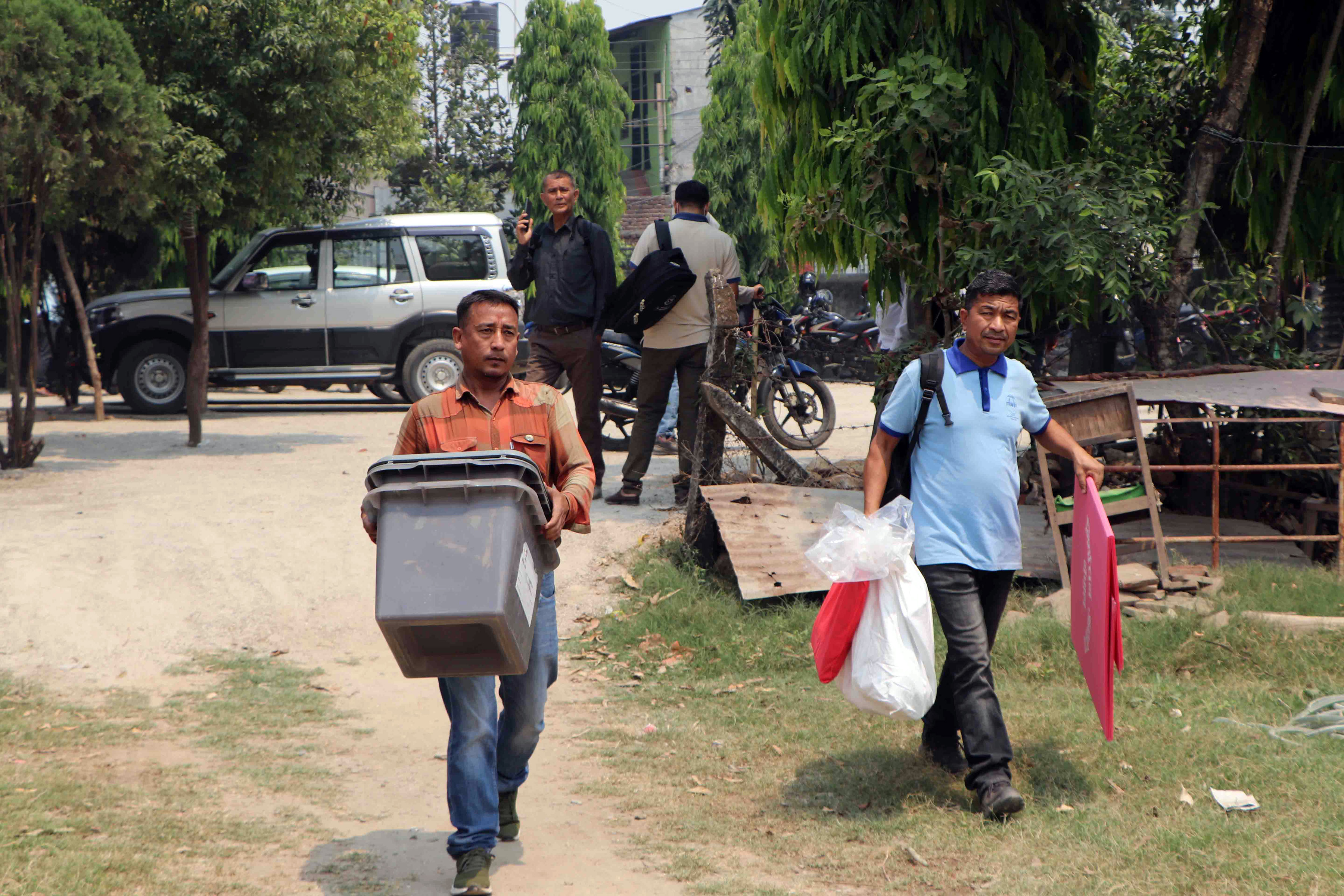 उपनिर्वाचनः  आवश्यक सामग्री सहित कर्मचारी मतदानस्थलमा