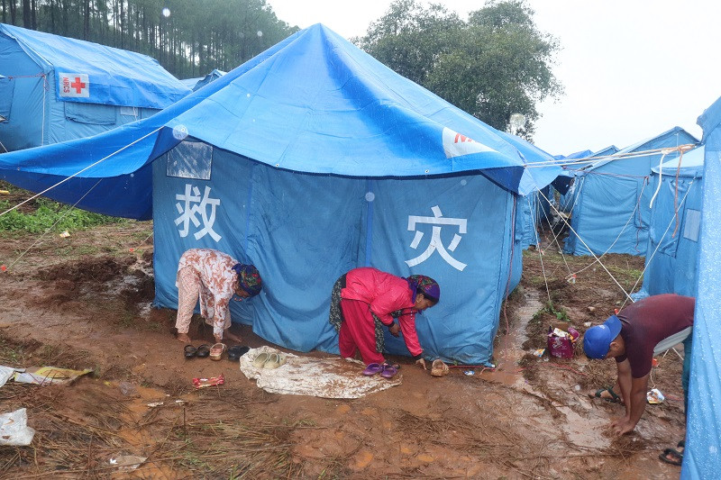 वर्षाले बाढीपीडितको अस्थायी टहरामा पानी पस्दा राहत सामग्री जोगाउनै मुस्किल
