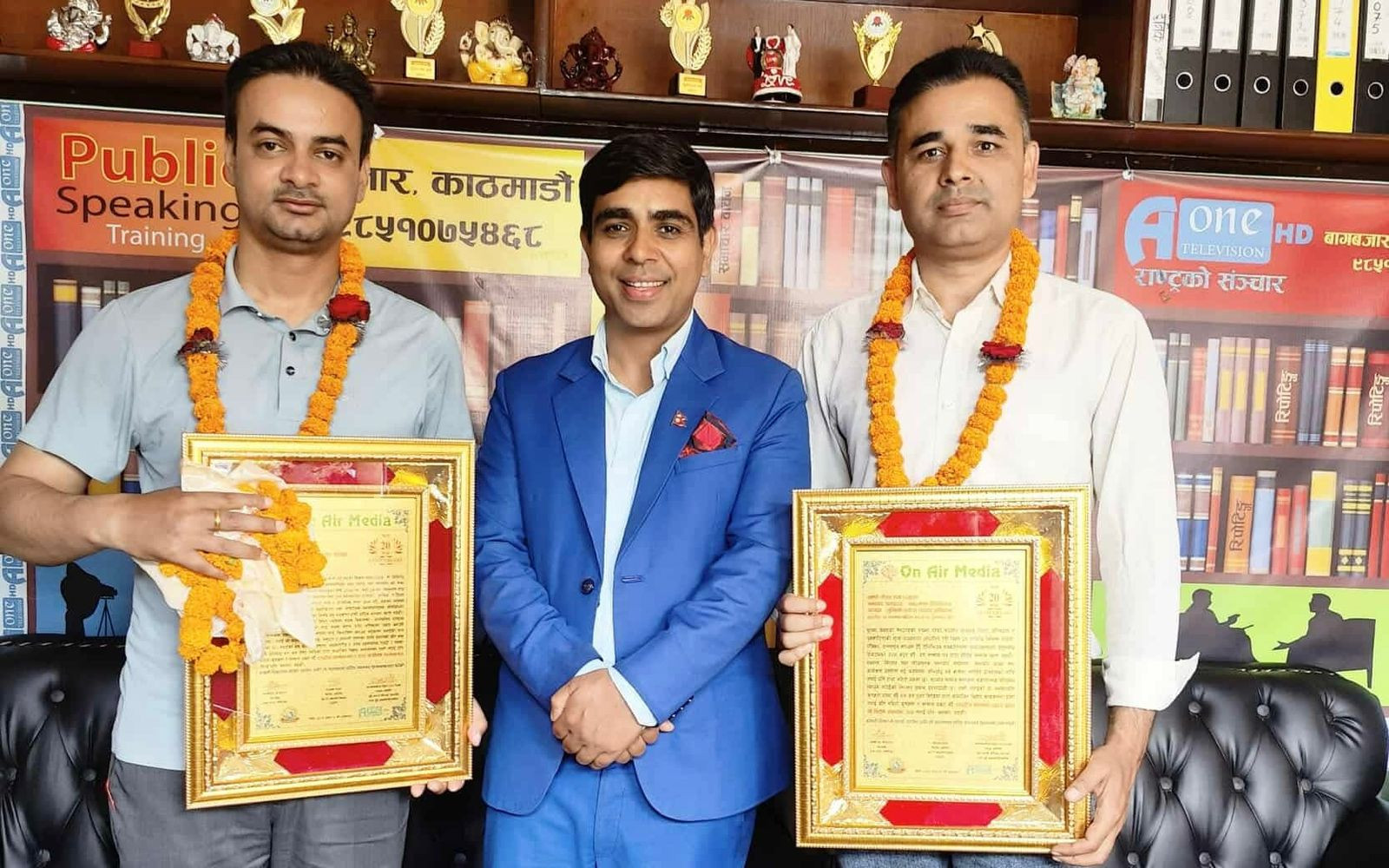 सञ्चार क्षेत्रमा योगदान दिने लुम्बिनी पर्यटन सञ्चार प्रतिष्ठानका अध्यक्ष र महासचिव सम्मानित