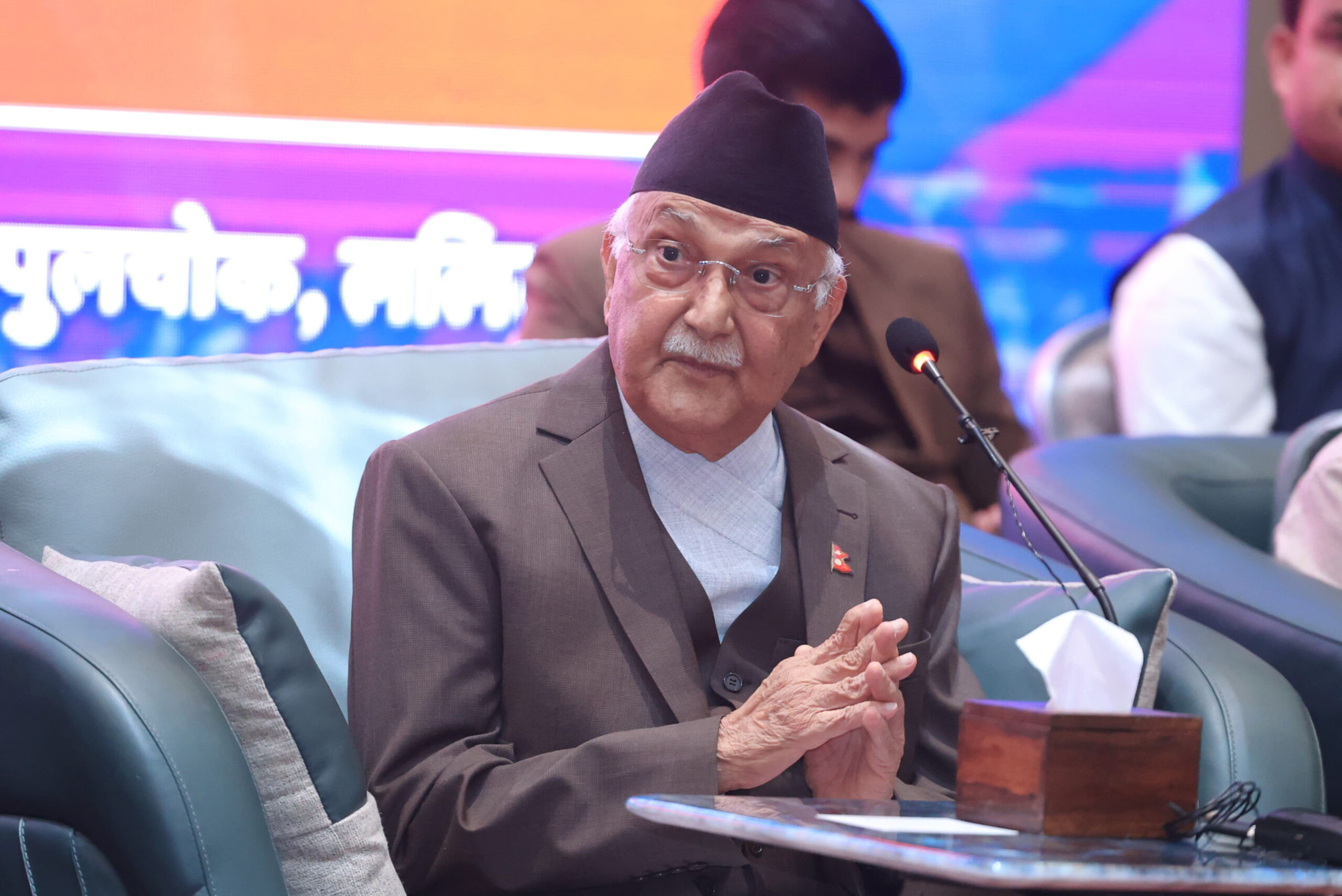 ओलीले नकारे पूर्वराष्ट्रपति एमालेमा फर्किने कुरा, फर्किए पनि काम गर्न नसक्ने जिकिर