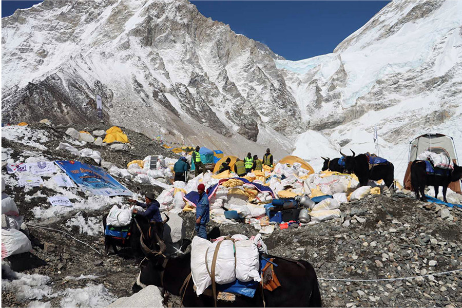 आरोहणको ७२ वर्षपछि सेनाद्वारा अन्नपूर्ण हिमालबाट फोहर सङ्कलन