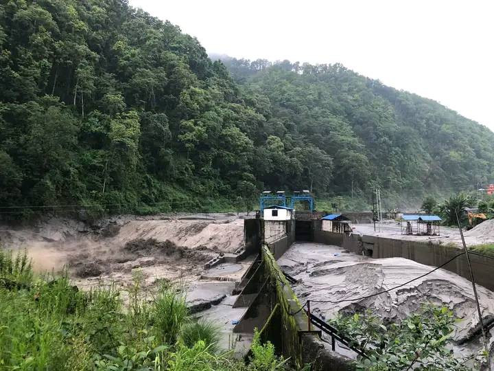 संखुवासभाको भोटखोला गाउँपालिकामा बाढीले हाइड्रोपावर बगाउँदा विद्युत सेवा अवरुद्ध