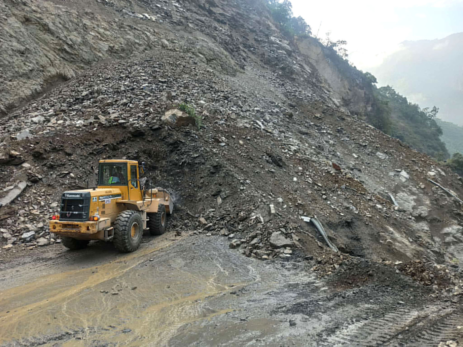 तुइन खोला क्षेत्रको पहिरोः पोखरा–काठमाडौँ यातायात समेत प्रभावित