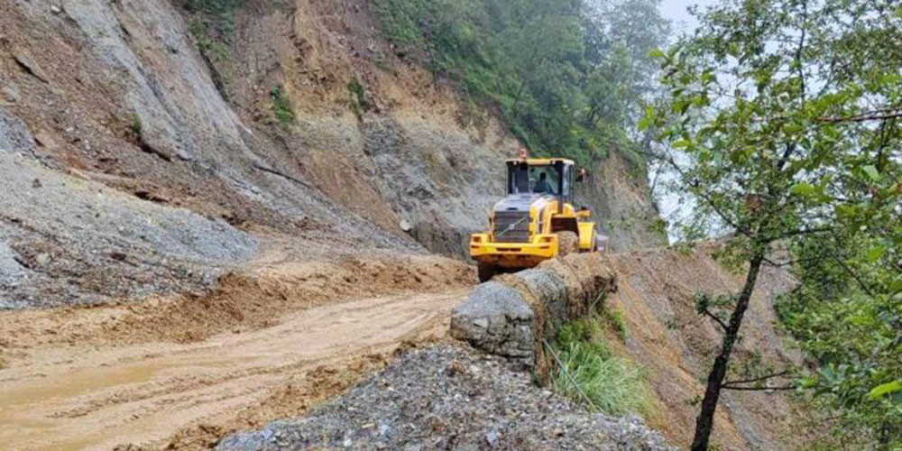 महाकाली लोकमार्ग अवरुद्ध, महेन्द्रनगर र काठमाडौँ आउने बस रोकिए