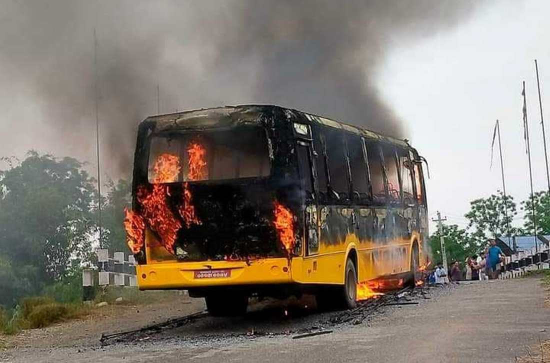 चितवनमा अज्ञात समूहद्धारा एक स्कुल बसमा आगजनी