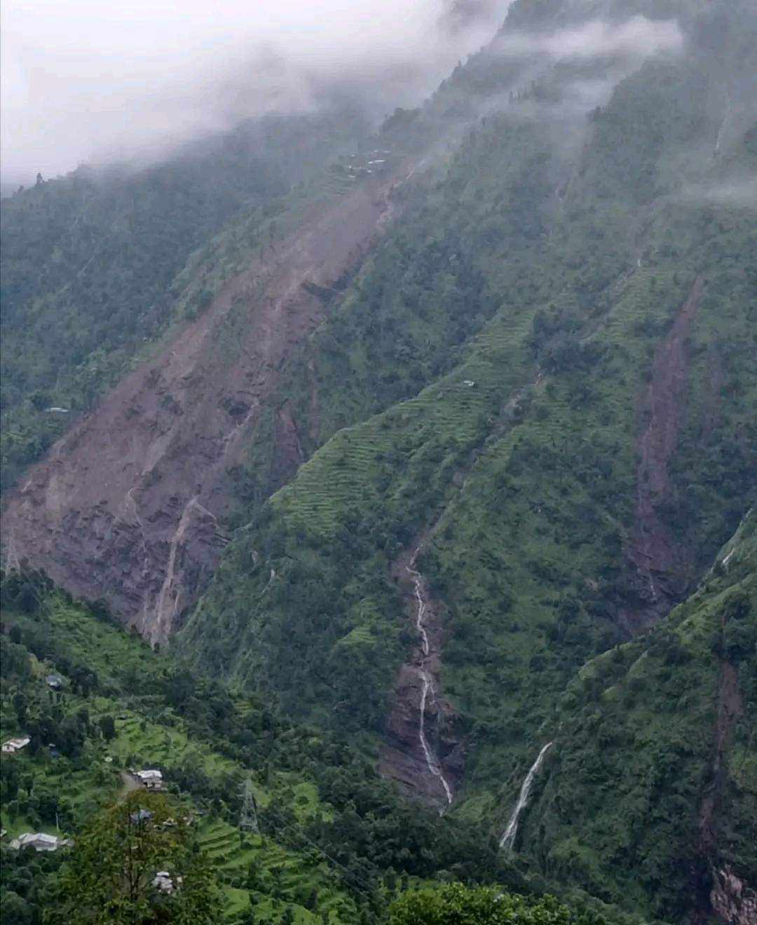 दोलखामा पहिरोमा बालकको मृत्यु, तीन बेपत्ता