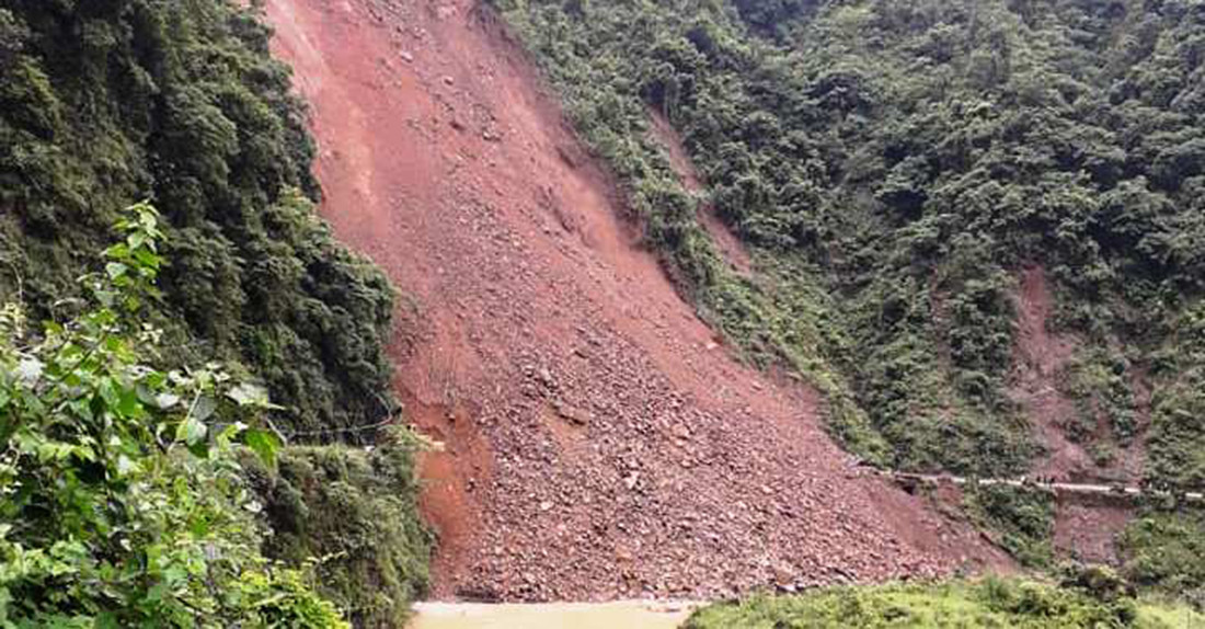 पहिरोले मध्यपहाडी लोकमार्ग अवरुद्ध
